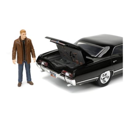 Chevrolet Impala Sport Sedan mit Dean Winchester Figur