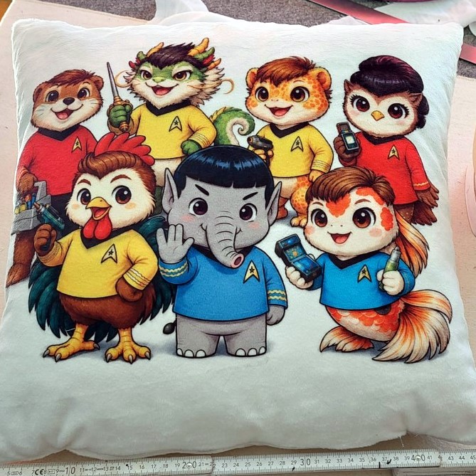 Tierisch galaktisches Kuschelkissen - TOS-Crew